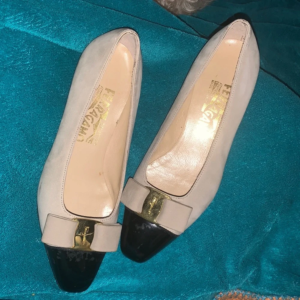 Salvatore‎ Ferragamo bow Pumps 5.5 B Beige suede black patent leather toe